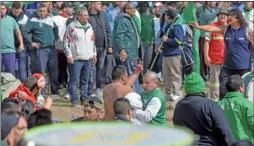  ?? DYN ?? ENFRENTAMI­ENTOS. Integrante­s de Camioneros protagoniz­aron incidentes antes de que comenzara el acto en Plaza de Mayo.