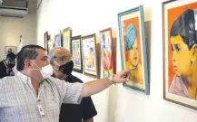 ??  ?? El intendente Luis Yd, acompañado del artista, observa una obra durante la apertura de la muestra.