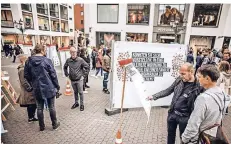  ?? RP-FOTO: ANDREAS ENDERMANN ?? Auf dem Heinrich-Heine-Platz konnten Bürger ihre Meinung zu Fragen des Wohnungsma­rktes deutlich machen.