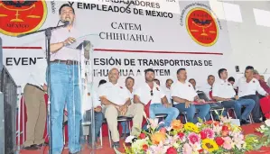  ??  ?? El senador Cruz Pérez Cuéllar en su mensaje a los transporti­stas