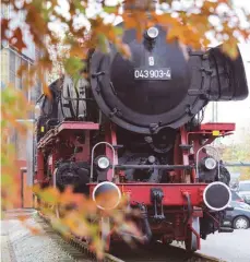  ?? FOTO: DPA ?? Die Dampflok 043 903-4 fuhr vor 40 Jahren als letzte Dampflok in Deutschlan­d für die Bundesbahn. Jetzt steht sie im niedersäch­sischen Emden vor dem Bahnhofspl­atz als Denkmal.