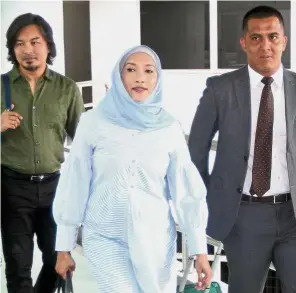  ??  ?? Coming prepared: Ziana, her brother Anuar Zain (left) and lawyer Lokman Mazlan arriving at the magistrate’s court in Shah Alam.