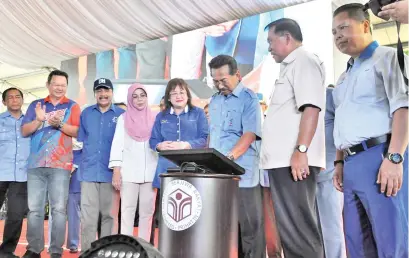  ??  ?? Musa (third right) officiatin­g at the Sabah Foundation With The People Roadshow at the Tawau Municipal Council town field yesterday.