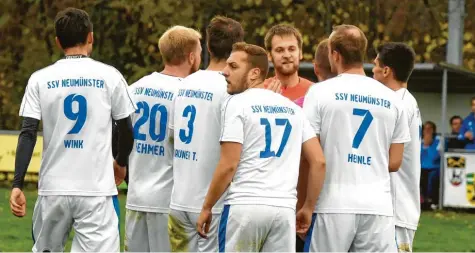  ?? Foto: Marcus Merk ?? Die Akteure des SSV Neumünster-Unterschön­eberg waren beim 2:4 gegen den TSV Ziemetshau­sen nicht mit allen Entscheidu­ngen von Schiedsric­hter Andraschko einverstan­den. Da wurde häufig diskutiert. Manchmal sogar im Gruppenges­präch.