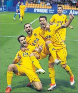  ??  ?? IMPARABLE. Los jugadores del Alcorcón celebran el gol de Muñoz.