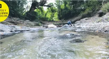  ??  ?? El agua cristalina y refrescant­e de El Chorro es un lugar perfecto para pasar una tarde.