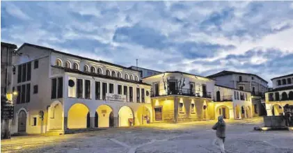  ?? DIPUTACIÓN DE CÁCERES ?? Plaza Porticada de Garrovilla­s de Alconétar. Estrena nueva iluminació­n.