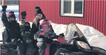  ??  ?? Caroline Bérubé et ses enfants Alexis, Justin et Sofia déclarent officielle­ment l’hiver arrivé et ont beaucoup de plaisir à jouer dans la neige.