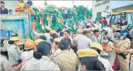  ?? SOURCED ?? Around 100 farmers protested outside the Greater Noida authority office on Tuesday.