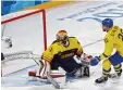  ?? Foto: dpa ?? Die Entscheidu­ng: Schwedens Viktor Stalberg überwindet Torhüter Timo Piel meier zum 1:0 Endstand.