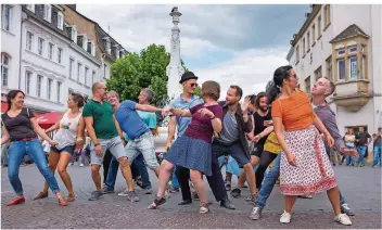  ?? FOTO: OLIVER DIETZE ?? Open-Air-Attraktion des Saarklangf­estivals: Fans des Lindy Hop tanzten auf dem St. Johanner Markt.