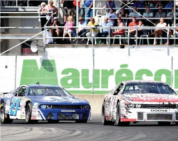  ?? PHOTO COURTOISIE NASCAR ?? Kevin Lacroix (74) et Andrew Ranger (27) ont remporté les deux dernières épreuves de NASCAR disputées au circuit de Mirabel.