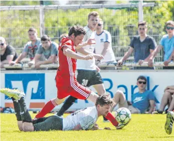  ?? FOTO: PETER SCHLIPF ?? Nach der Niederlage gegen Bargau will Neuler (rotes Trikot) gegen Lauchheim punkten.