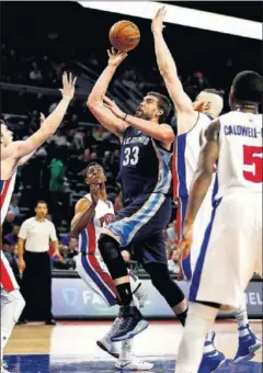  ??  ?? VIGILADO. Marc Gasol penetra ante la oposición de los Pistons.