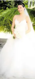  ??  ?? Criscy Camacho wears Monique Lhuillier to her Boracay wedding.