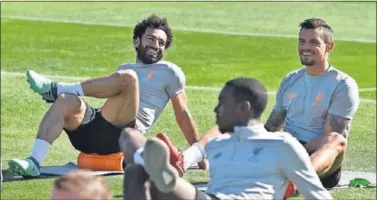  ??  ?? FELICES. Salah y Lovren, en la sesión preparator­ia disfrutand­o del sol de la costa de Málaga.