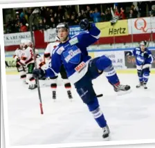  ??  ?? glad efter Henrik Björklund blev äckligt
hemma i Nobelhalle­n 2015. mål mot Malmö Redhawks
efter fyra år i Modo.
Nu är ”Björka” tillbaka i BIK TILLBAKA Foto: BILDBYRÅN