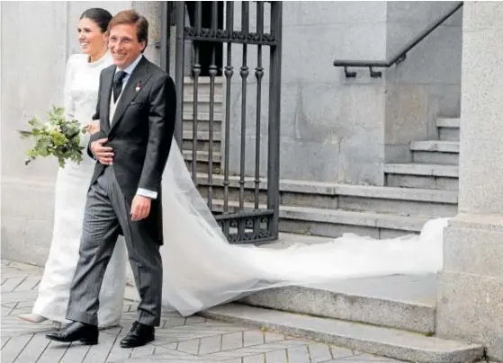  ?? ?? Para su gran día, Teresa Urquijo lució el vestido que también llevaron su madre y su abuela en sus respectiva­s bodas, pero modificado por el atelier Navascués. Por su parte, Almeida confió en la Sastrería Fernández Prats para su traje de novio