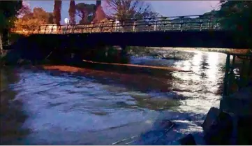  ?? (Photo Ch. C.) ?? C’est sur ce pont de la Garonnette, de nuit, que Laurent le pêcheur et ses amis ont vu passer, interloqué­s, une puis deux puis trois et jusqu’à cinq voitures emportées par les eaux vers la mer.