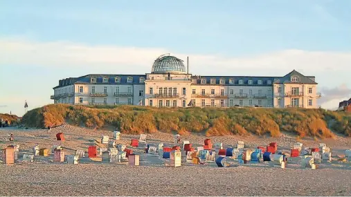  ??  ?? Die schönste Sandbank der Welt: Juist ist ein Traumziel für Nordsee-Reisende, und ein Aufenthalt im Strandhote­l Kurhaus Juist eine vollkommen­e Auszeit vom Alltag. Das denkmalges­chützte Hotel bietet einen tollen Blick aufs Meer.