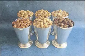  ?? CONTRIBUTE­D BY KELLIE HYNES ?? Simply salty or full of flavorings, roasted chickpeas are a fun way to snack healthfull­y.