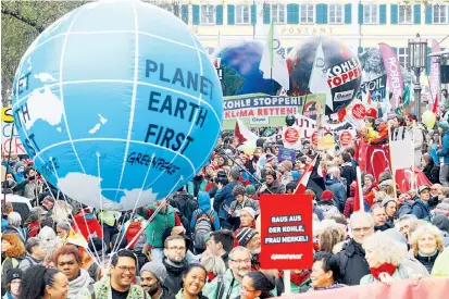  ??  ?? Schon im Vorfeld der UN-Klimakonfe­renz wurde in Bonn lautstark demonstrie­rt. Tausende Menschen forderten am Samstag einen Ausstieg aus der Kohle und eine radikale Wende in der Energiepol­itik.