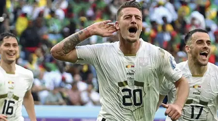  ?? ?? Grande gioia L’esultanza di Sergej Milinkovic­Savic,
27 anni, dopo il gol realizzato con la nazionale serba contro il Camerun
