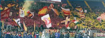  ??  ?? La curva della Roma stracolma di tifosi per la partita di beneficenz­a organizzat­a ieri all’Olimpico da Vincent Candela