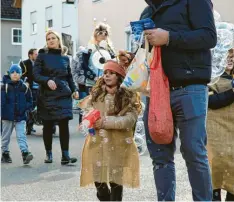  ?? ?? Auch die Kleinsten sind beim Faschingsu­mzug auf ihre Kosten gekommen.