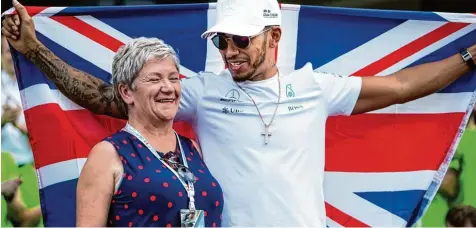  ?? Foto: Wire, dpa ?? Lewis Hamilton feierte den vierten WM Titel in Mexiko mit seiner Mutter Carmen Larbalesti­er.