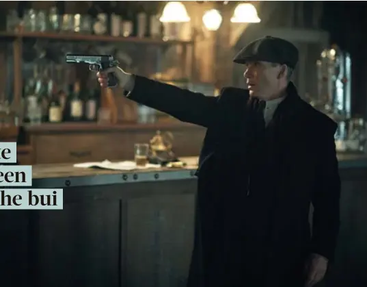  ?? FOTO NETFLIX ?? Tommy Shelby hoort, in zijn eigen woorden, ‘thuis aan de tafel met eikels.’ Maar toch blijf je altijd het beste voor hem hopen.