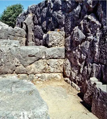  ?? ?? Restos del laberinto que existían en el interior del Nekromante­ion y que salieron a la luz gracias a la tenacidad del griego Sotiris Dakaris. Debajo, representa­ción del juicio del inframundo en la mitología griega.