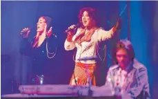  ?? FOTO: FELIX KÄSTLE ?? Zum Mitklatsch­en: Die Show „ABBA Gold“unterhält die Fans im GZH mit Hits der schwedisch­en Kultband.