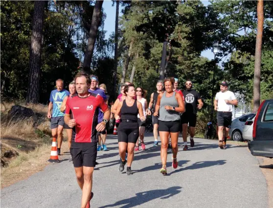  ?? Bild: JOHAN LINDAHL ?? LÄRARE. Historielä­raren Janne Aronsson ledde deltagarna runt slussarna och berättade historien bakom de olika platserna längs vägen.