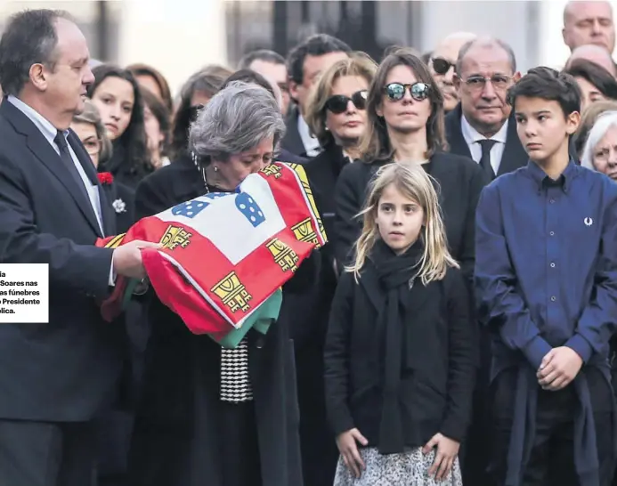  ??  ?? A família de Mário Soares nas cerimónias fúnebres do antigo Presidente da República.