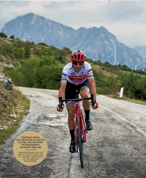  ??  ?? VINCENZO NIBALI SUL VALICO DELLE ARETTE (1113 M), UNO DEI PUNTI PIÙ PANORAMICI DEI MONTI SIBILLINI VINCENZO NIBALI ON THE ARETTE PASS (1113 M), ONE OF THE BEST VIEWPOINTS OF THE SIBILLINI MOUNTAINS.