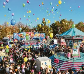  ?? Foto: Andreas Lode ?? Bei der Kirchweih auf dem Volksfestp­latz in Gersthofen ließen die jüngsten Besucher beim Kindernach­mittag wieder Hunderte Ballons in den Himmel steigen.