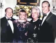  ??  ?? אדלסון עם הנשיא ג'ורג' בוש האב ורעייתו ברברה