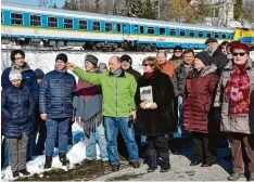  ?? Foto: Thorsten Jordan ?? Ortstermin am Bahngleis: Josef Mayrock und Dagmar Kramer (beide Mitte) informie ren über Lärmschutz­maßnamen in Alt Kaufering.