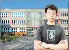  ??  ?? Fiete Korn (18) kritisiert seine Schule.