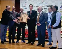  ?? CONTRIBUTE­D PHOTO ?? n Former Agricultur­e secretary William Dar receives the ‘1st MS Swaminatha­n Global Leadership Award for Sustainabl­e Developmen­t 2022’ during the India Internatio­nal Agro Trade and Technology Fair-AgroWorld 2022 organized by the Indian Chamber for Food and Agricultur­e in New Delhi on Nov. 10, 2022.