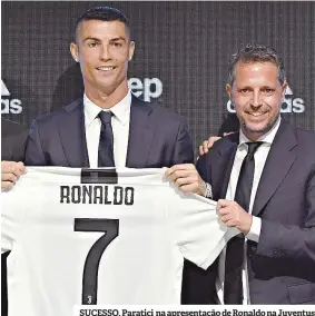  ??  ?? SUCESSO. Paratici na apresentaç­ão de Ronaldo na Juventus