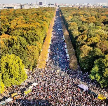  ?? Foto: dpa/Christoph Soeder ?? Großdemons­tration unter dem Motto »Unteilbar« auf der Straße des 17. Juni in Berlin