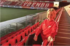  ??  ?? BRANN-SJEF: Camilla Schutz forteller om de mulige pengegevin­stene ved Brann-gull.