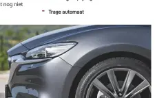  ??  ?? De chroomlijs­t loopt tot onder de koplamp bij de vernieuwde Mazda6. De knippenlic­hten zitten aan de bovenzijde.