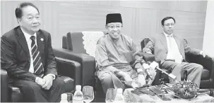  ??  ?? NERANG RETI: Abang Johari(tengah) nerangka ngagai pengarang berita sentang Ordinan Ngelumbung Minyak Sarawak 1958. Bela dipeda Menteri Pekara Wang II Dato Sri Wong Soon Koh(kiba) enggau Menteri Utiliti Dato Sri Dr.Stephen Rundi(kanan).