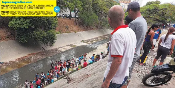  ??  ?? Amenaza. Venezolano­s se abastecen de agua en la canaleta de la autopista Francisco Fajardo, en Caracas Martes 12 de marzo de 2019