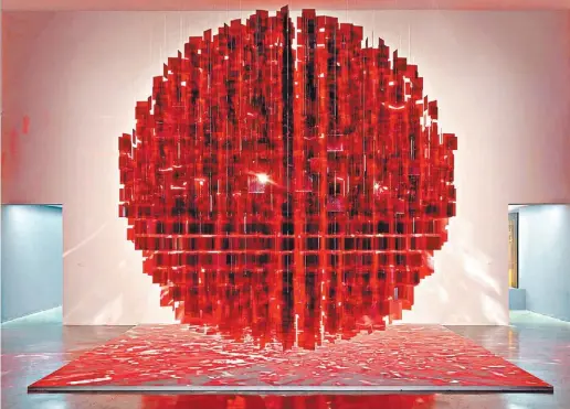  ?? ANDRE MORIN ?? Continuel Mobile – Sphère rouge. “Esfera roja” (2001-2013), instalada en el Pérez Art Museum Miami (PAMM).