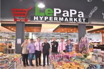  ??  ?? Lee (centre) joins Kon, Bong (second and third left, respective­ly), Chong and others in a photo-call in front of LePaPa Hypermarke­t.