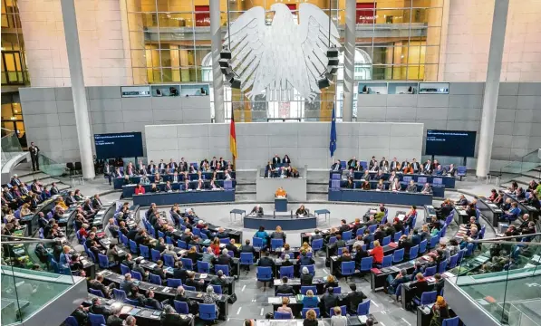  ?? Archivfoto: Ralf Lienert ?? Im Praktikum im Bundestag in Berlin hat unsere K!ar.Texterin Josephine Glogger Hönle wertvolle Eindrücke über die Arbeit im Parlament erhalten. Das Leben in Berlin und die Debatten zwischen den Abgeordnet­en ha ben ihr Bild von Politik verändert.